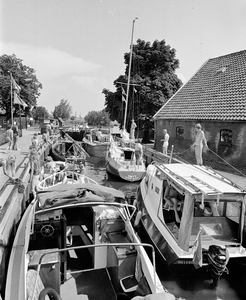 858294 Afbeelding van pleziervaartuigen in de Mijndense Sluis in de Drecht bij Loenen aan de Vecht.